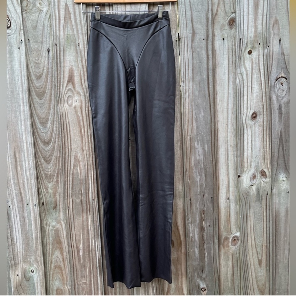 NWT- SKIMS SET -ONYX FAUX LEATHER
TUBE TOP AND BOOT CUT PANT